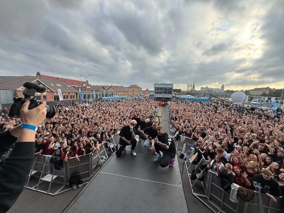 Tłum przed sceną Juwenaliów, kadr z krawędzi sceny