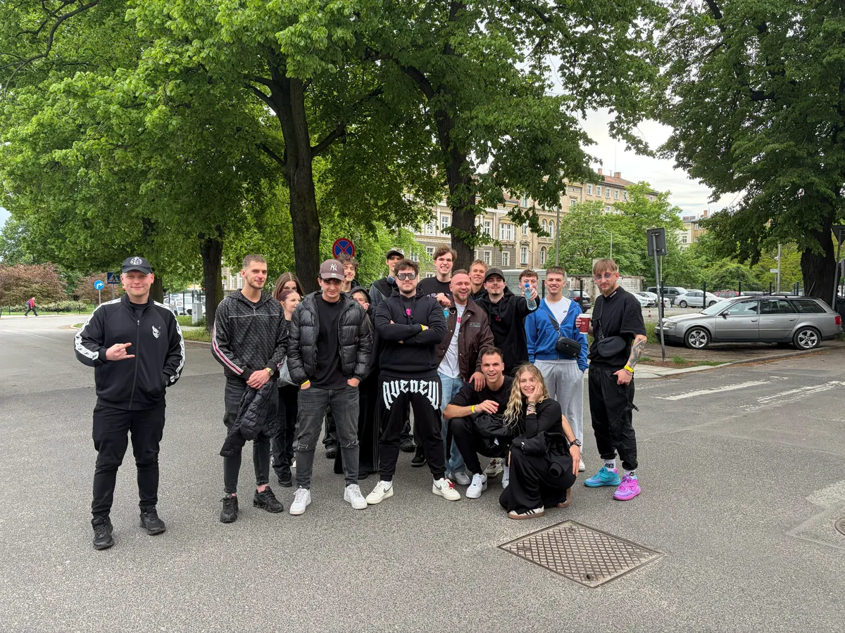 Zdjęcie grupowe ekipy AVENEW przed wejściem na teren festiwalu