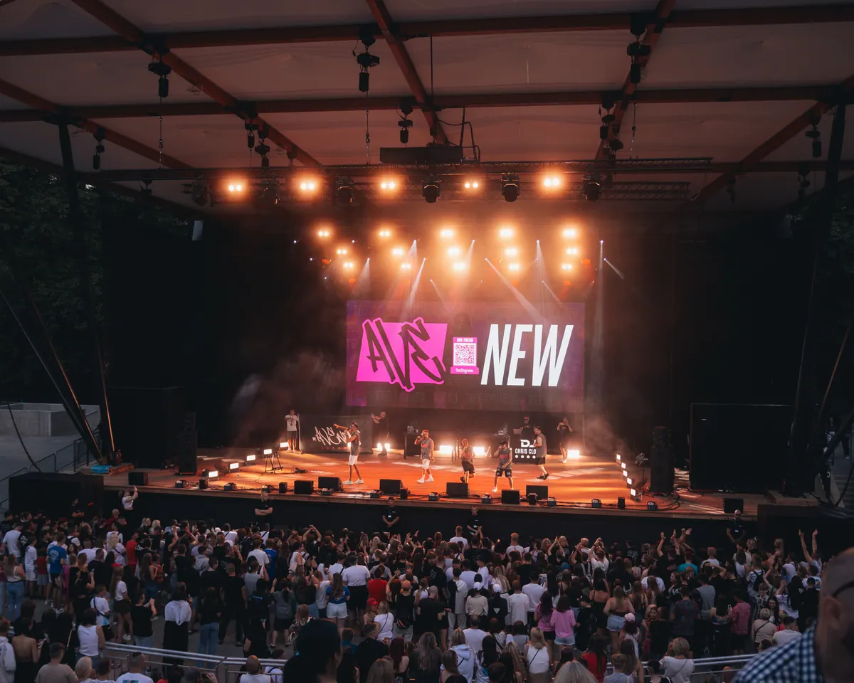 Scena amfiteatru w Stargardzie z ekranami AVENEW i publicznością o zmierzchu