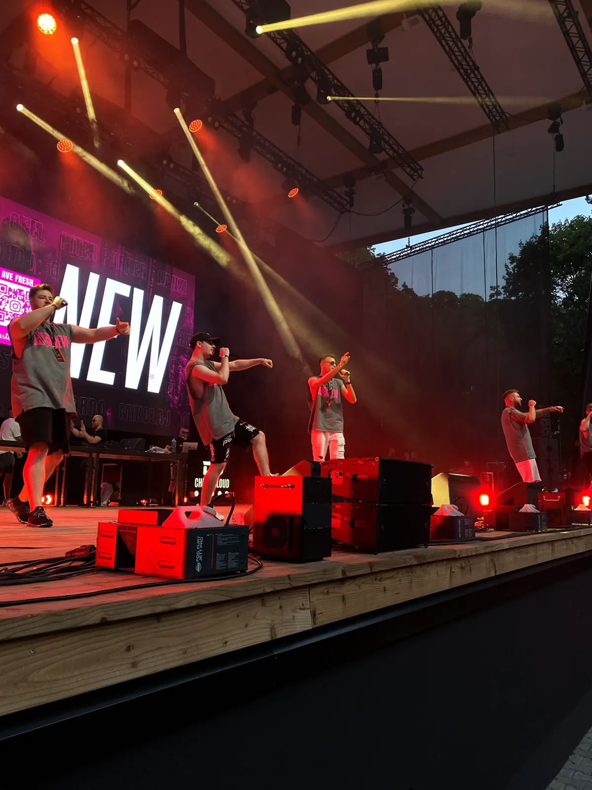 AVENEW na scenie, w tle ekran z logo marki
