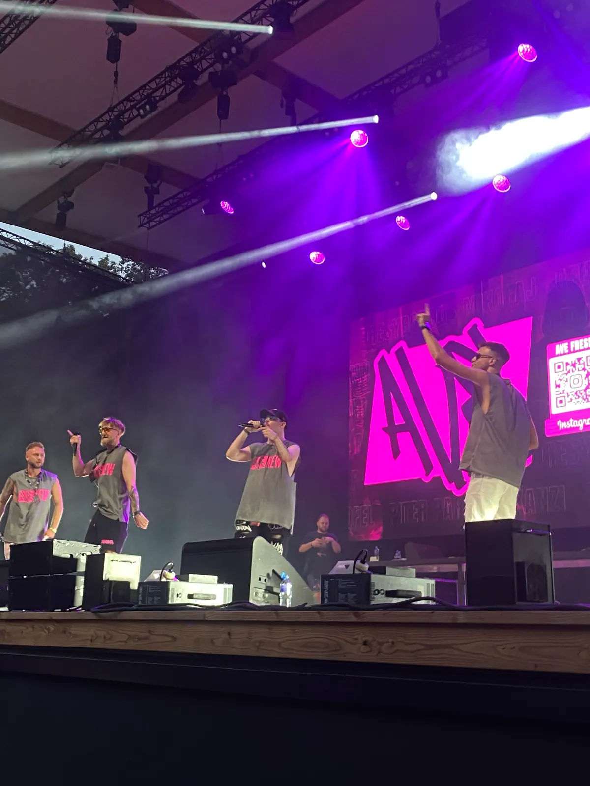 Ekipa AVENEW na scenie w fioletowym świetle