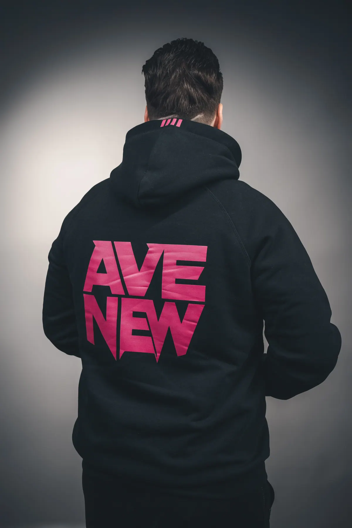 Bluza AVENEW w czerni z logo AVE NEW na plecach