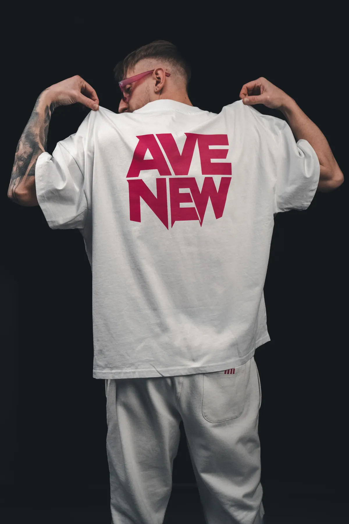 Logo AVE NEW na plecach koszulki