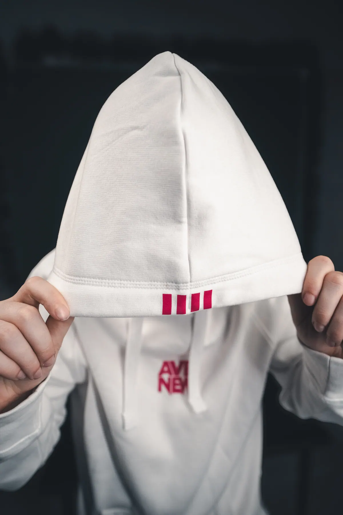 Kaptur bluzy AVENEW założony na głowę